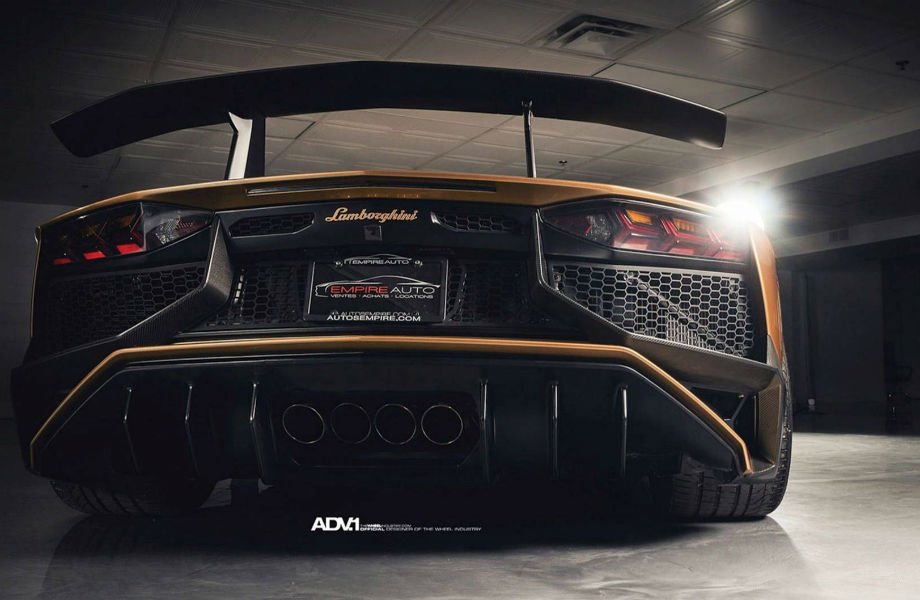 https://autogreeknews.gr/wp-content/uploads/2018/06/lambo-aventador-sv-gold5.jpg