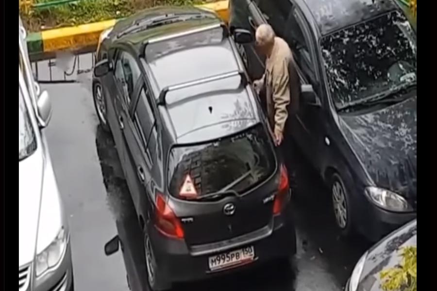 Απίστευτο: Παππούς ξεπαρκάρει με τα χέρια! (+video)