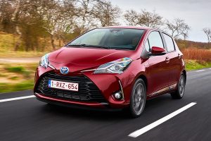 2017-toyota-yaris-hybrid-red-dynamic-06