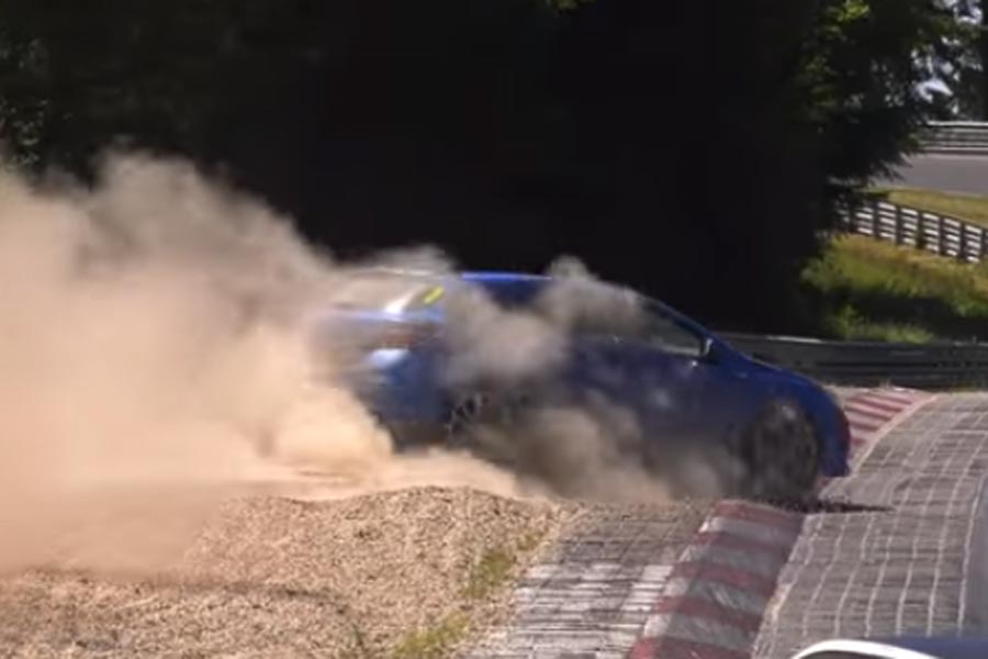 Γυναίκα με Opel Astra OPC δεν κατάφερε να στρίψει (+video)