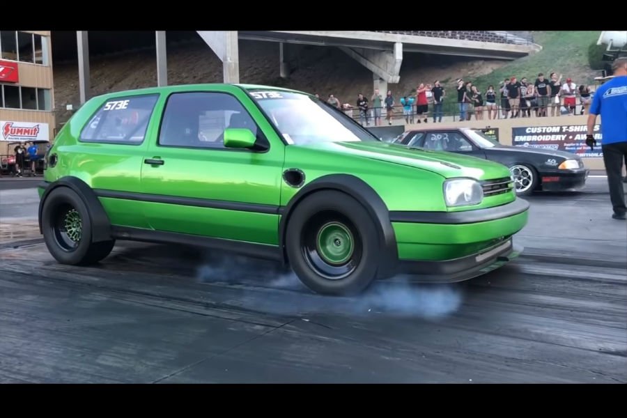 Δικινητήριο Golf V12 «ξεμπαζώνει» την άσφαλτο (+video)