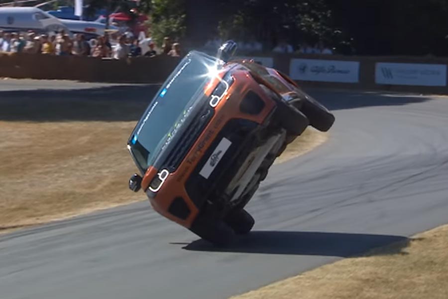 Range Rover Sport κάνει ρεκόρ με το… πλάι (+video)