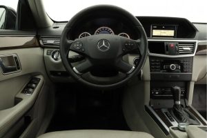 Mercedes-Benz_E200CDI_2011-(1)