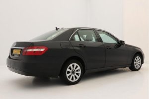 Mercedes-Benz_E200CDI_2011-(14)