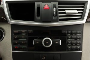 Mercedes-Benz_E200CDI_2011-(3)