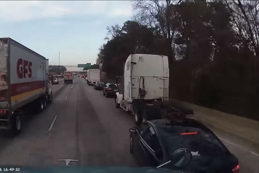 Αμάξι vs νταλίκα σημειώσατε…το αυτονόητο (+video)