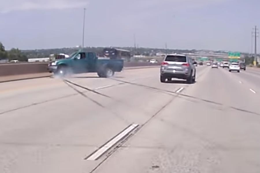 Νταής οδηγός έκανε τσαμπουκάδες και το πλήρωσε ακριβά (+video)