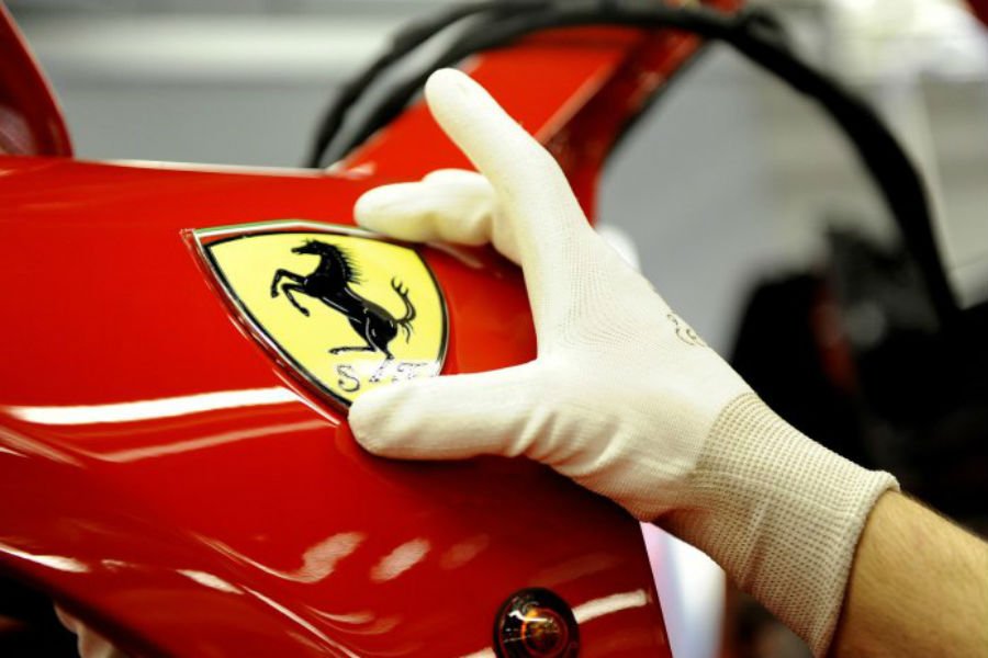 https://autogreeknews.gr/wp-content/uploads/2018/08/ferrari-paint.jpg3_.jpg