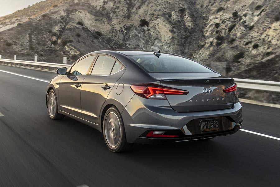 https://autogreeknews.gr/wp-content/uploads/2018/08/hyundai-elantra-2018-5.jpg
