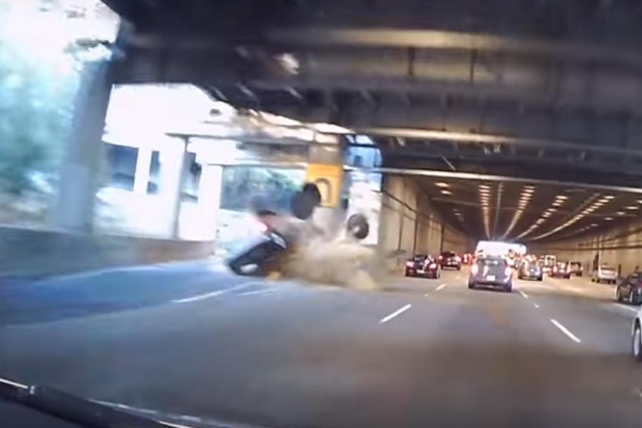 Αναποφάσιστος οδηγός καρφώθηκε στη νησίδα (+video)