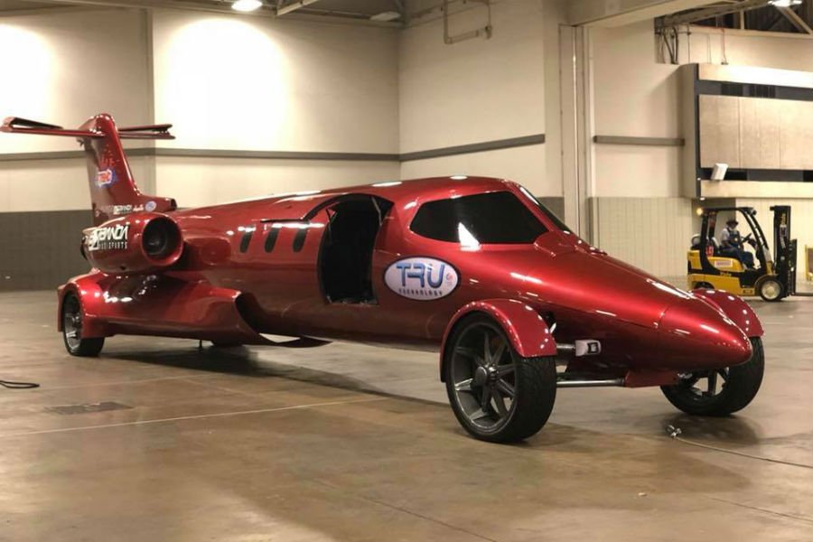 Έκανε το αεροπλάνο του… αυτοκίνητο!