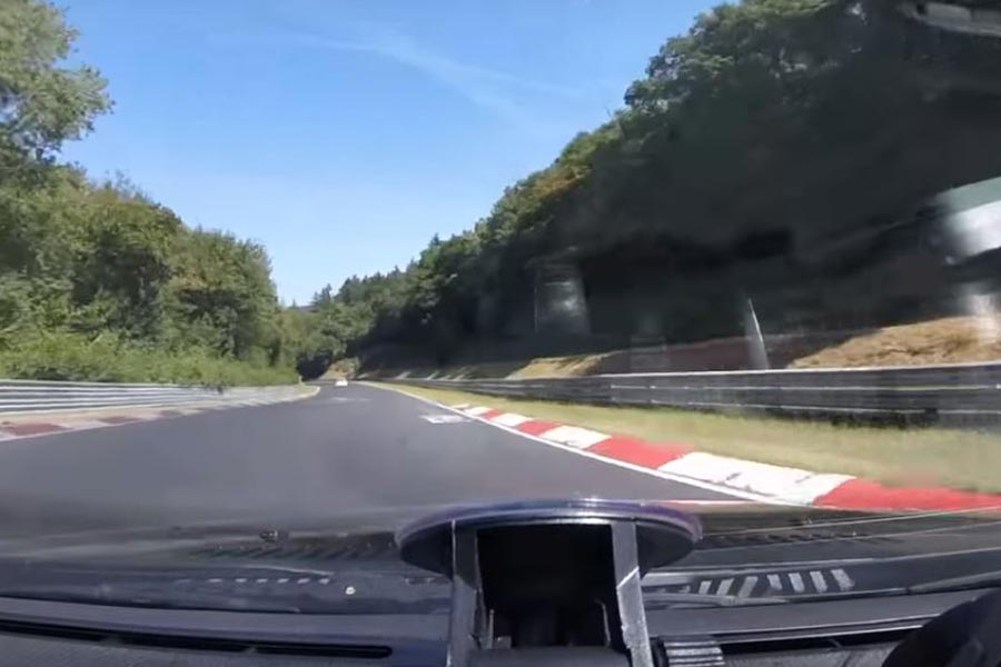 Γλίτωσε από τούμπα και παραλίγο να τον πατήσουν (+video)