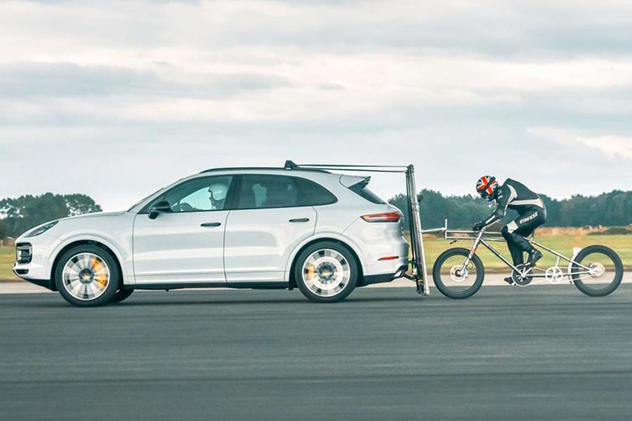 Ποδηλάτης ακολουθεί Porsche με 240 χλμ./ώρα (+video)