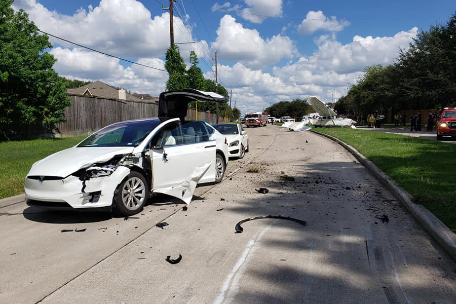 Corolla και Tesla τράκαραν με… αεροπλάνο