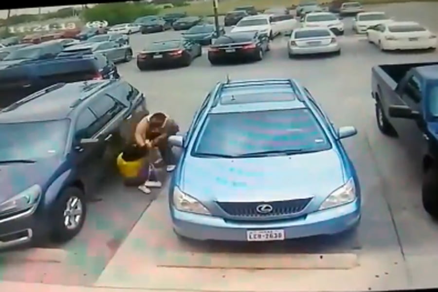 Άγριος ξυλοδαρμός: Του πήραν τη θέση και τις «πλάκωσε» (+video)