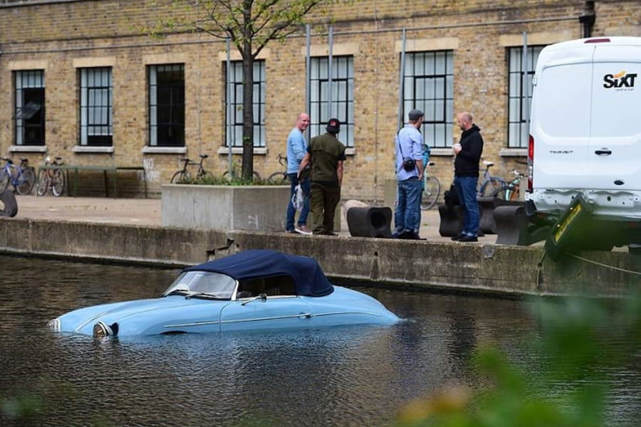 Ντελιβεράς έριξε Porsche 356 Roadster στο ποτάμι (+video)