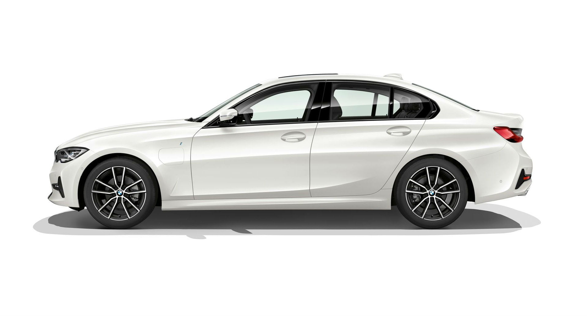 https://autogreeknews.gr/wp-content/uploads/2018/10/bmw-330e2.jpg