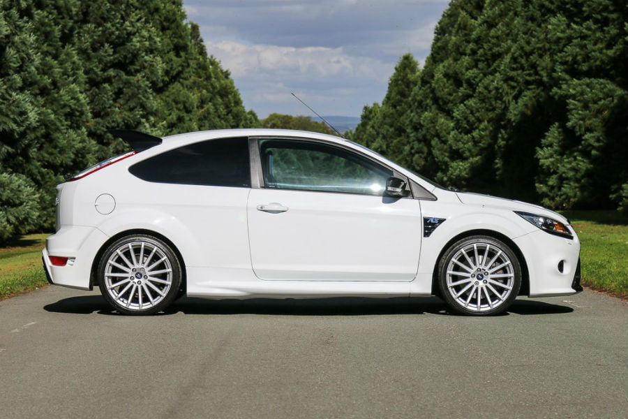 https://autogreeknews.gr/wp-content/uploads/2018/10/ford-focus-rs-white3.jpg