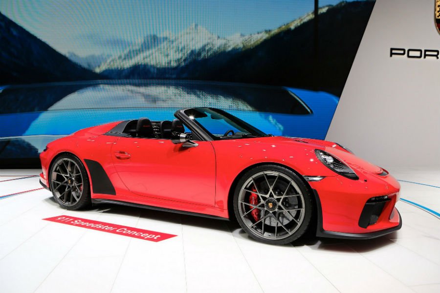 https://autogreeknews.gr/wp-content/uploads/2018/10/porsche-911-speedster2.jpg