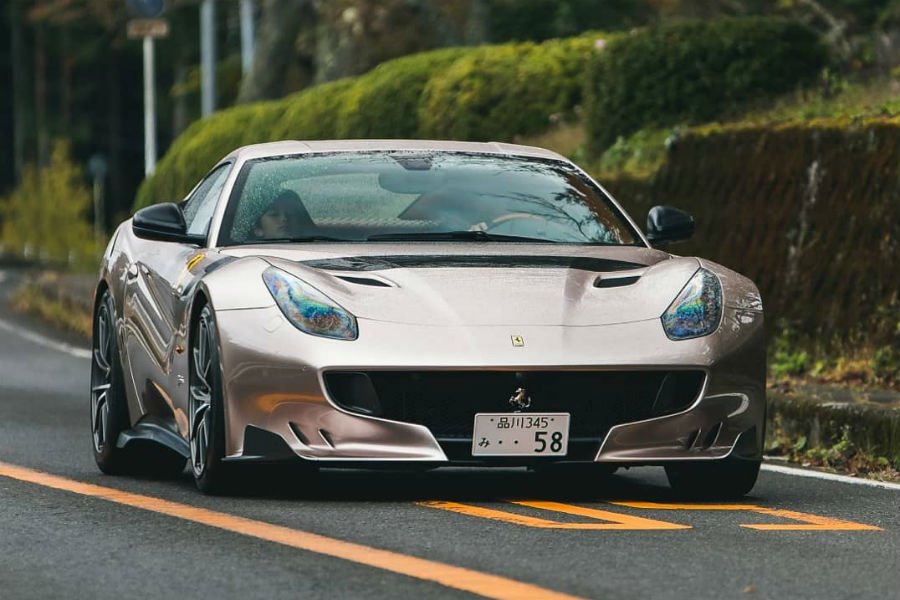 https://autogreeknews.gr/wp-content/uploads/2018/11/ferrari-f12-lambo.jpg