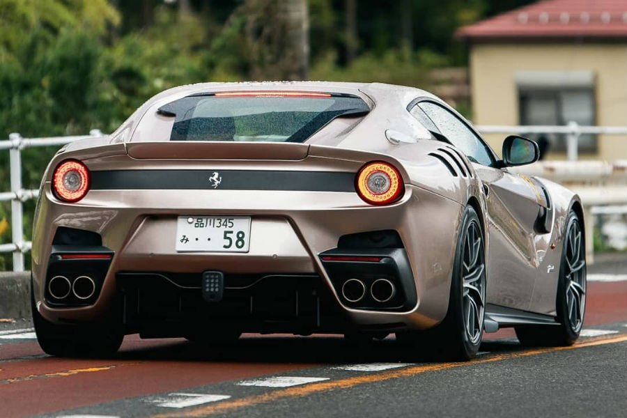 https://autogreeknews.gr/wp-content/uploads/2018/11/ferrari-f12-lambo2.jpg