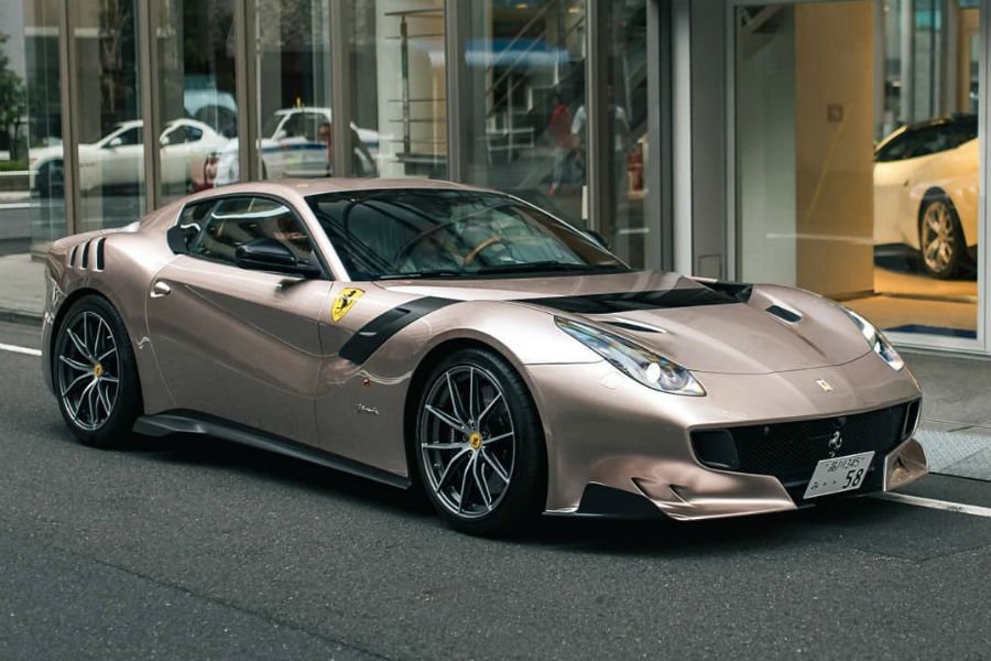 https://autogreeknews.gr/wp-content/uploads/2018/11/ferrari-f12-lambo3.jpg