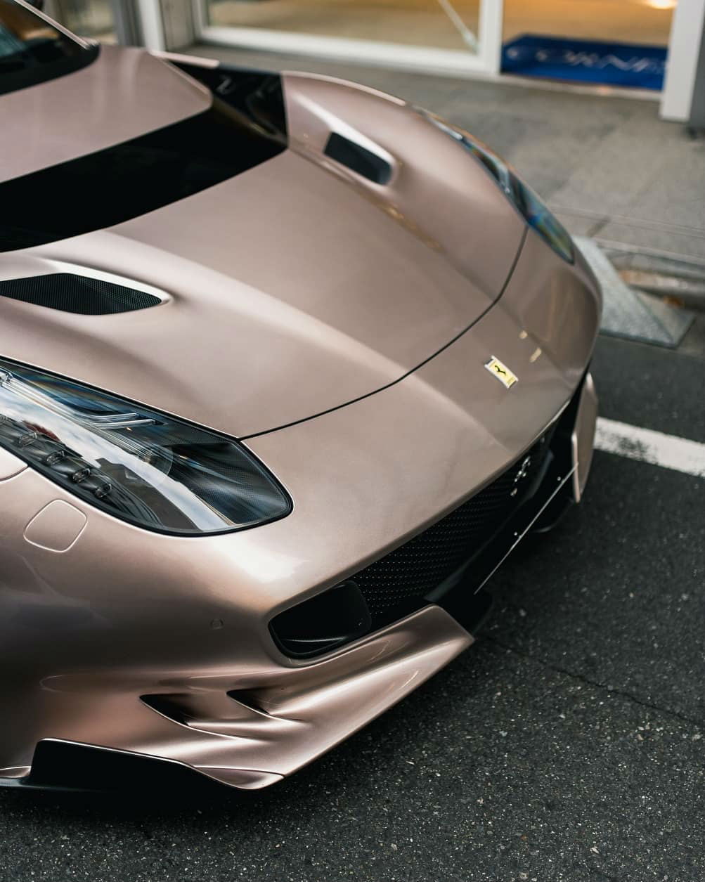 https://autogreeknews.gr/wp-content/uploads/2018/11/ferrari-f12-lambo5.jpg