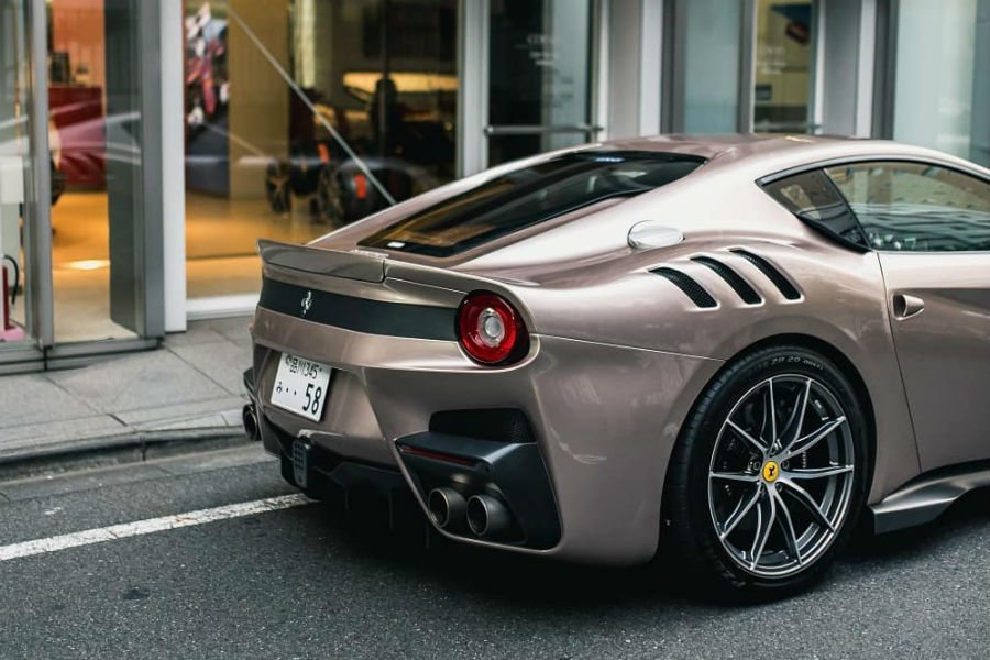 https://autogreeknews.gr/wp-content/uploads/2018/11/ferrari-f12-lambo9.jpg