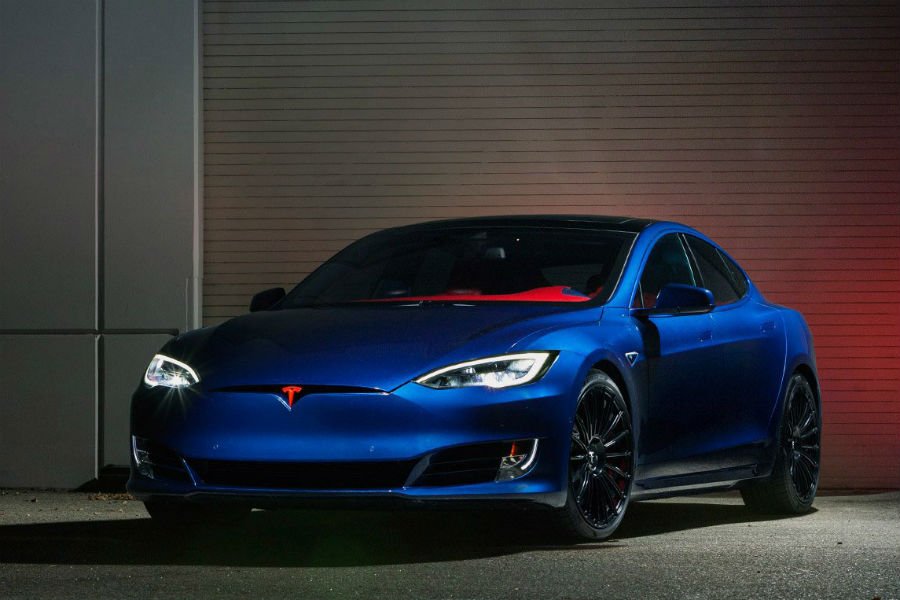 Ένα Tesla Model S για τον Σούπερμαν (+video)