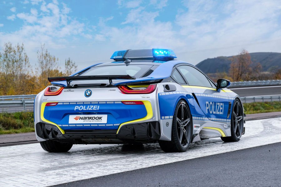 https://autogreeknews.gr/wp-content/uploads/2018/12/bmw-i8-police2.jpg