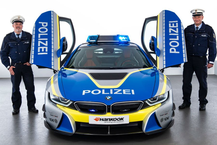 https://autogreeknews.gr/wp-content/uploads/2018/12/bmw-i8-police4.jpg