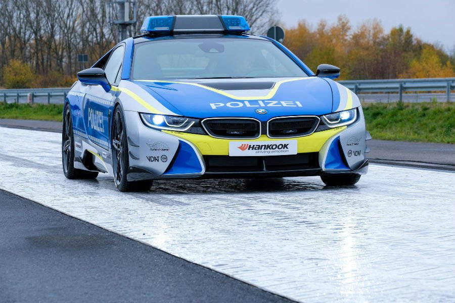 https://autogreeknews.gr/wp-content/uploads/2018/12/bmw-i8-police6.jpg