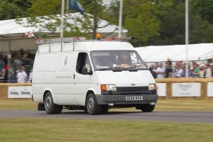 ford-transit-jaguar_xj220-engine-(1)