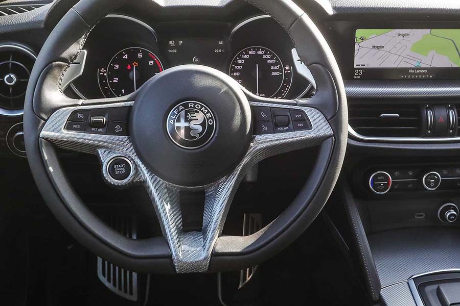 https://autogreeknews.gr/wp-content/uploads/2019/01/Alfa_Romeo_Stelvio_Quadrifoglio_3.jpg