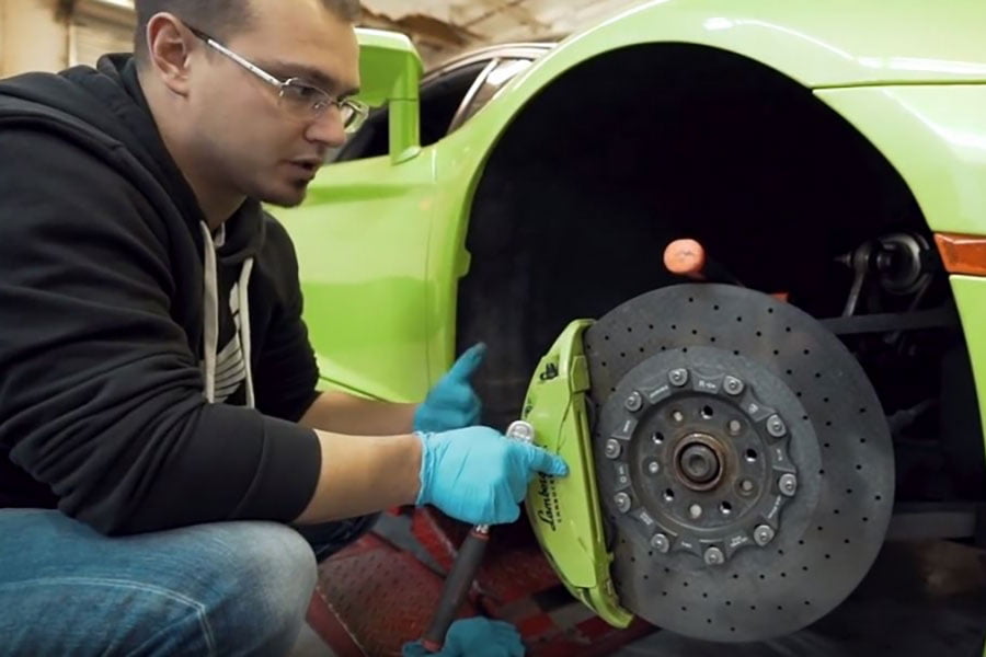 https://autogreeknews.gr/wp-content/uploads/2019/01/lambochangebrakes_3.jpg