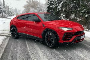 lamborghini urus snow