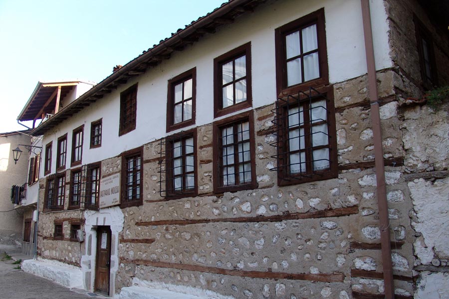 https://autogreeknews.gr/wp-content/uploads/2019/03/kastoria-2.jpg