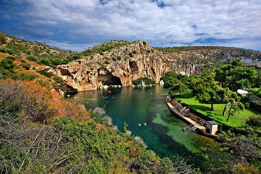 https://autogreeknews.gr/wp-content/uploads/2019/03/vouliagmeni-lake-1.jpg