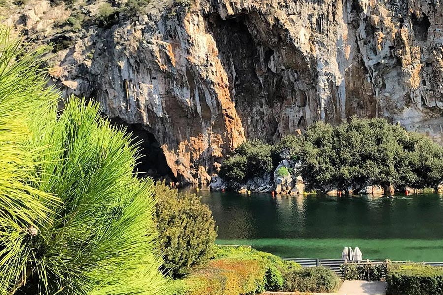 https://autogreeknews.gr/wp-content/uploads/2019/03/vouliagmeni-lake-5.jpg