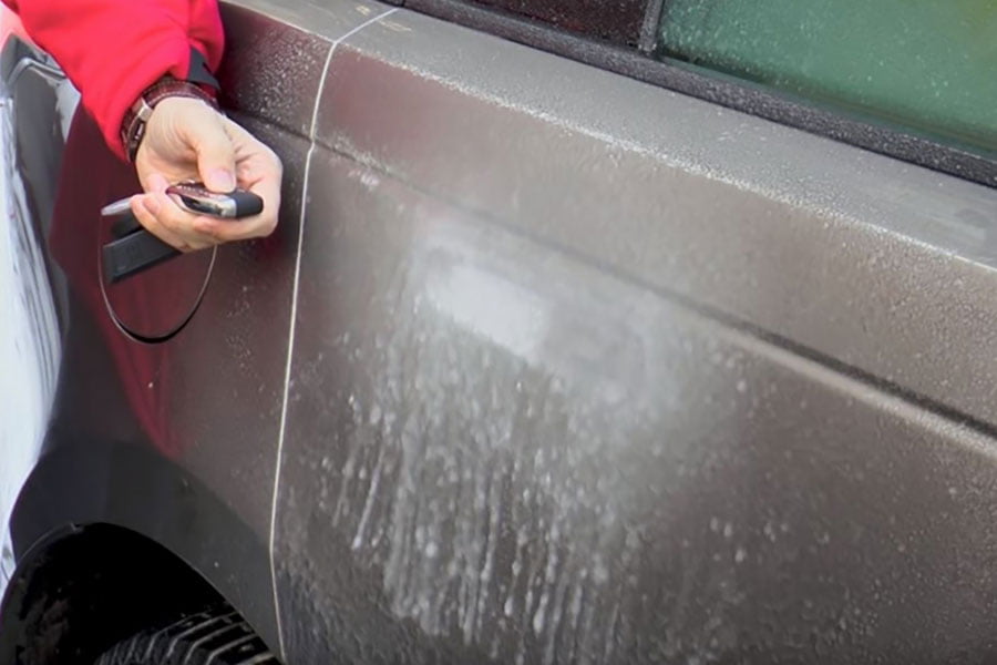 Η παγωνιά νίκησε τις κλειδαριές των Range Rover!