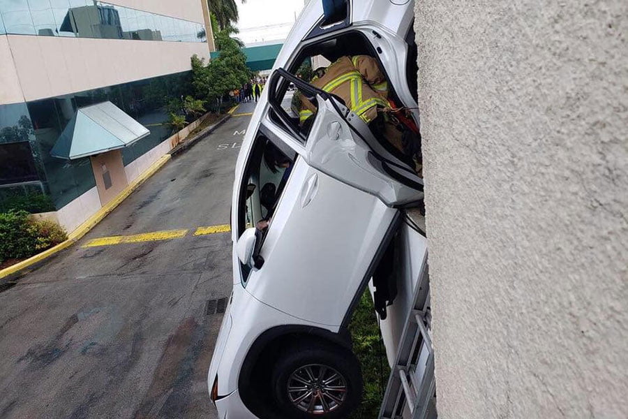 https://autogreeknews.gr/wp-content/uploads/2019/04/Woman_Crashes_Lexus_2.jpg