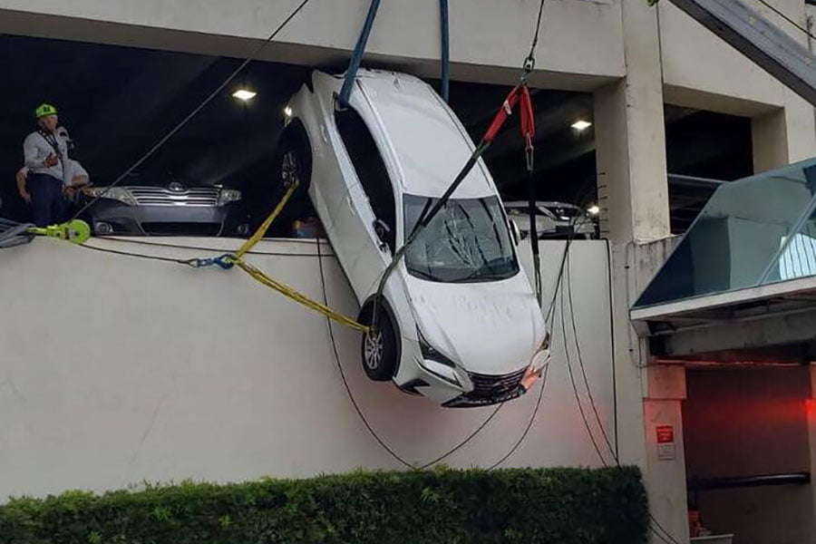 https://autogreeknews.gr/wp-content/uploads/2019/04/Woman_Crashes_Lexus_3.jpg
