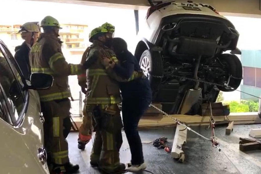 https://autogreeknews.gr/wp-content/uploads/2019/04/Woman_Crashes_Lexus_5.jpg