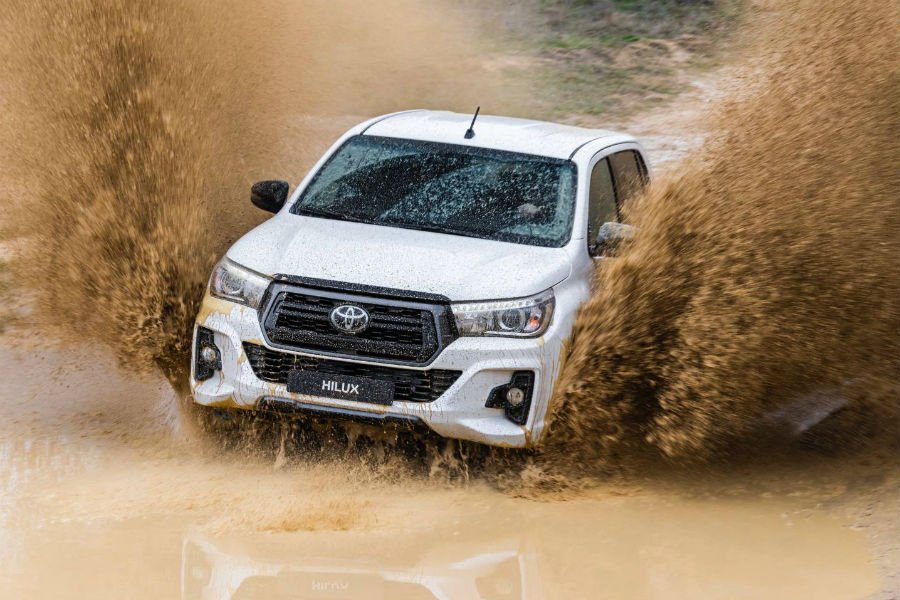 https://autogreeknews.gr/wp-content/uploads/2019/04/toyota-hilux-special-edition4.jpg