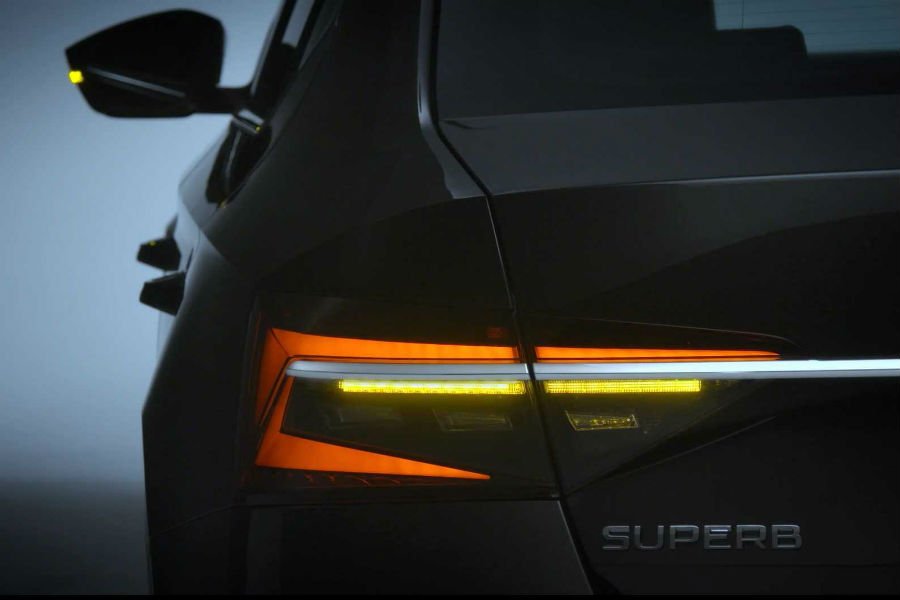 https://autogreeknews.gr/wp-content/uploads/2019/05/new-skoda-superb-light3.jpg
