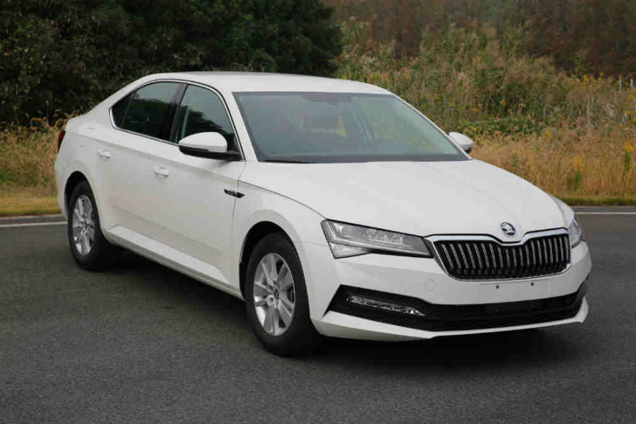 https://autogreeknews.gr/wp-content/uploads/2019/05/new-skoda-superb.jpg