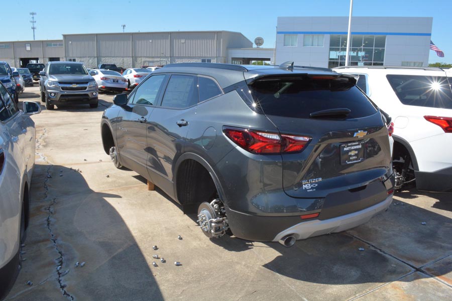 https://autogreeknews.gr/wp-content/uploads/2019/05/stolen-tires-and-rims-6.jpg