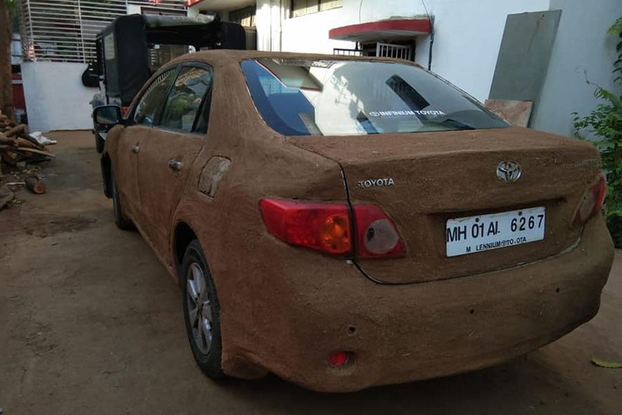 https://autogreeknews.gr/wp-content/uploads/2019/05/woman-covers-toyota-corolla-in-cow-poop-for-better-insulation-134623_1.jpg