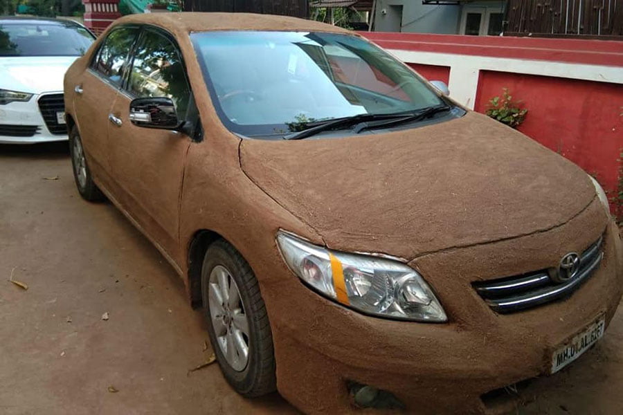 https://autogreeknews.gr/wp-content/uploads/2019/05/woman-covers-toyota-corolla-in-cow-poop-for-better-insulation-134623_2.jpg