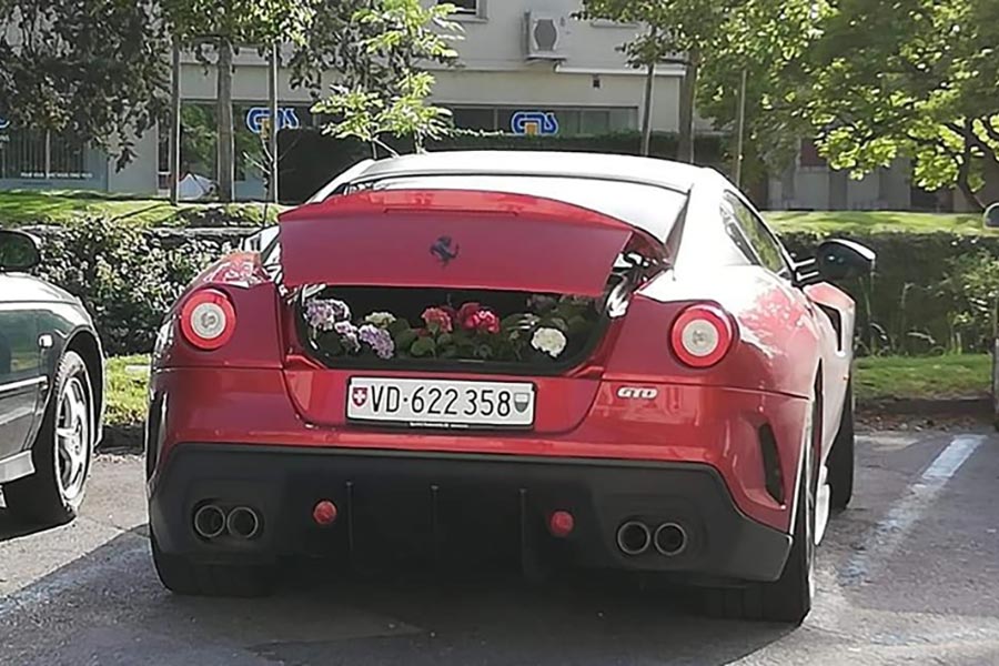 https://autogreeknews.gr/wp-content/uploads/2019/06/FerrariDelivery_1.jpg